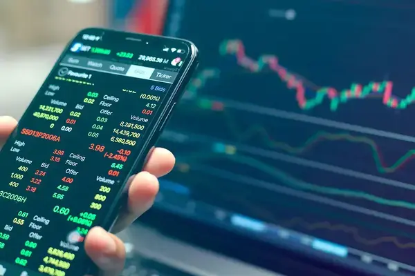 Foto pantalla celular e inversión en acciones