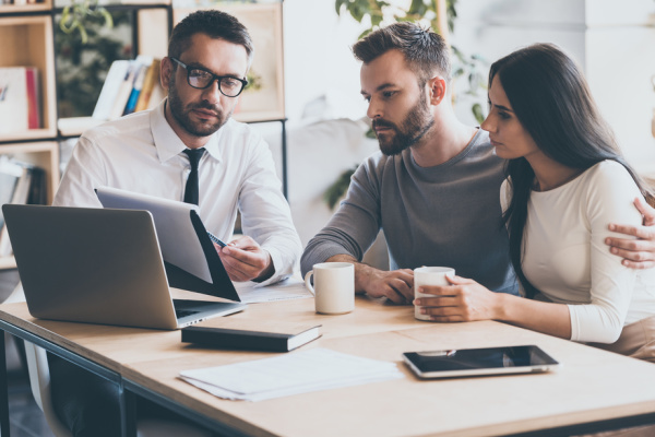 Un asesor financiero es una persona, con amplio conocimiento en finanzas, capaces de encontrar el producto que mejor se adapta a las necesidades de sus clientes.