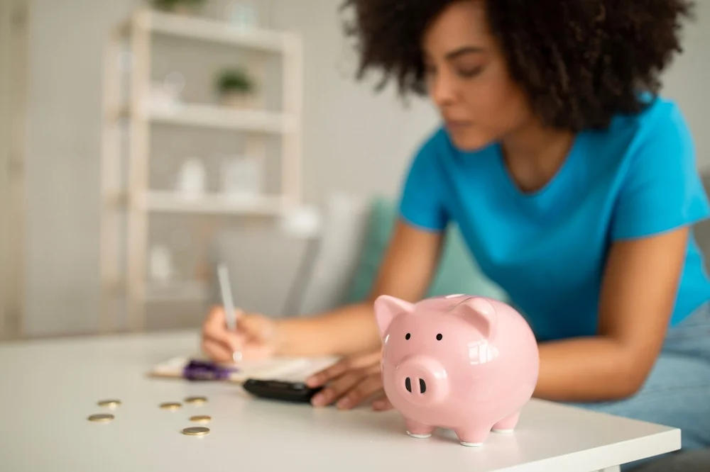 Personas contando sus experiencias sobre el ahorro voluntario.