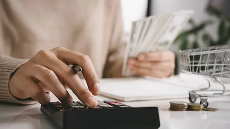 Trabajador independiente organizando su presupuesto trimestral en una hoja de cálculo Persona calculando ahorro e inversión para su plan financiero trimestral