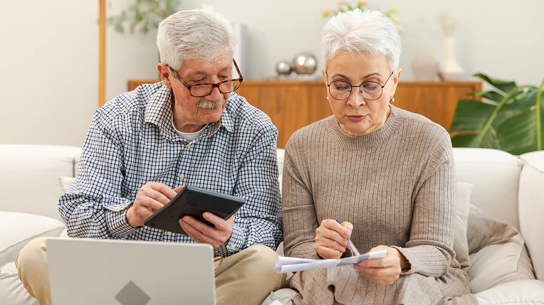 Lista ilustrada de consejos financieros para adultos mayores: seguridad sobre rentabilidad, diversificación simple y planeación sucesoria